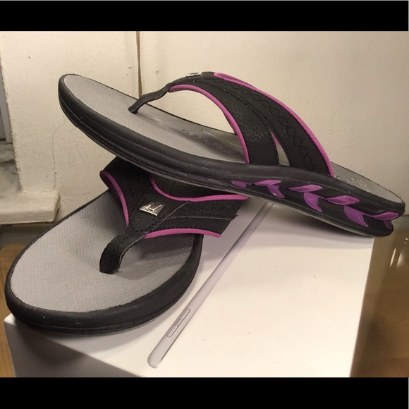 new balance thong sandals